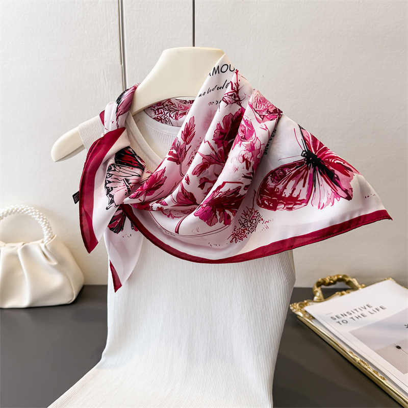 Kwadratowa jedwabna apaszka z  – Silk Neck Scarf recenzja i cena