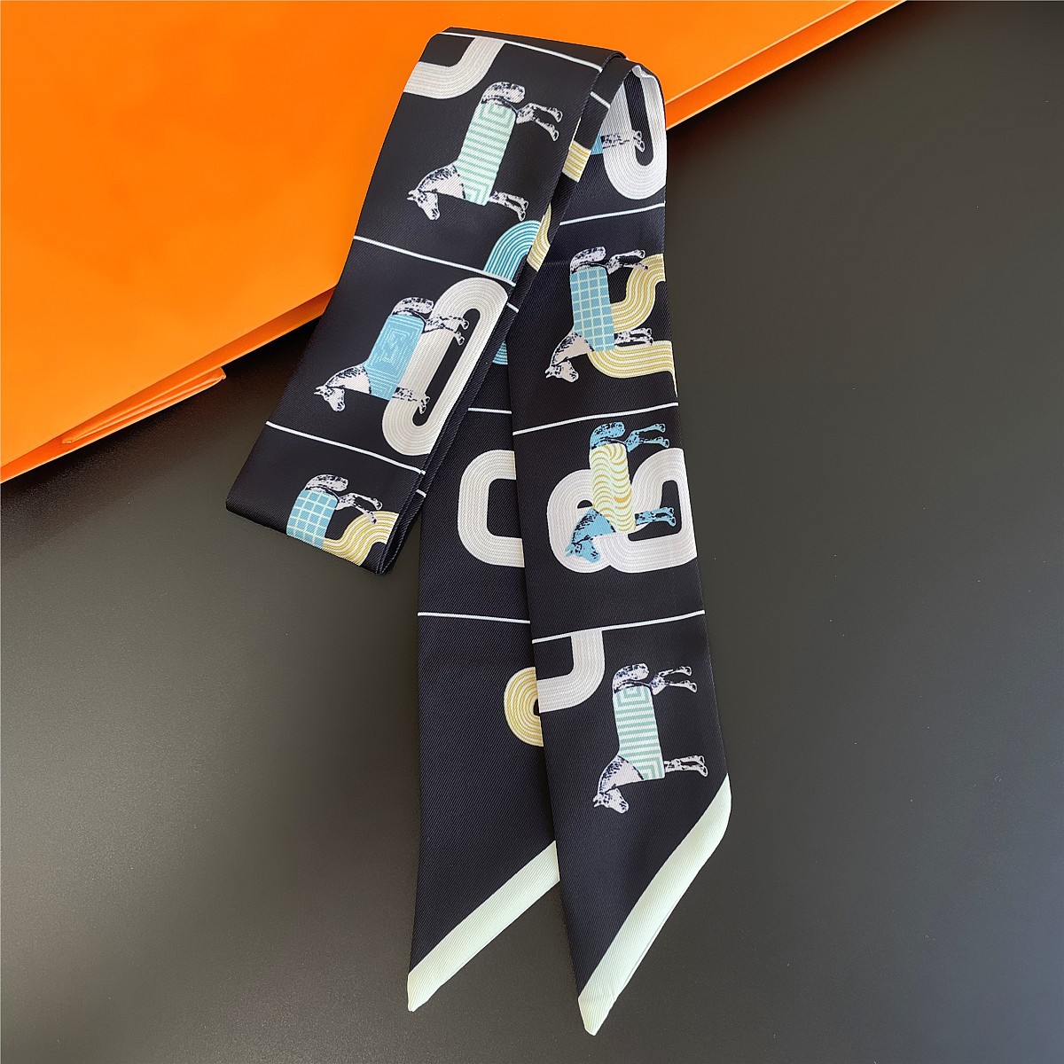 Jedwabne szaliki na szyję Skin – Silk Neck Scarf recenzja i cena