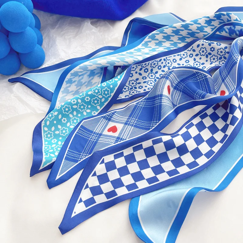 Jedwabna apaszka w kolorze nie – Ascot Neck Scarf recenzja i cena